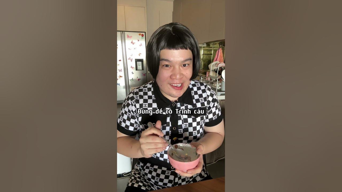 Trong clip, cô gái tên Tuấn Trinh - nhân vật chính trong series Cuộc đời của Tuấn Trinh gây ấn tượng đặc biệt bởi gương mặt, biểu cảm và đặc biệt là giọng nói đến người lớn nghe cũng rờn rợn.