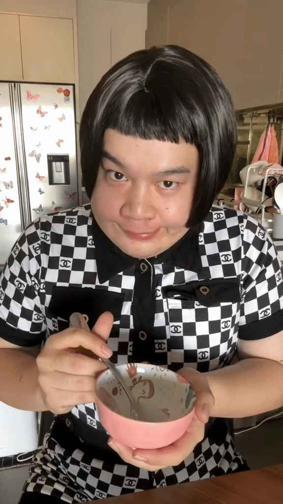 Mới đây cư dân mạng đã chuyền tay nhau một bí kíp cho trẻ ăn cơm hiệu quả với hình tượng được biết đến với cái tên Tuấn Trinh.