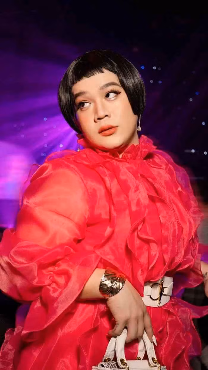 Với thu nhập "khủng" mỗi tháng cũng đủ để Long Chun lo cho bản thân và chăm sóc em trai ruột đang sống cùng.