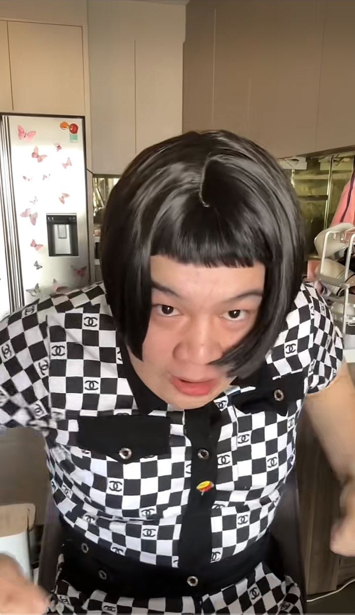 Theo tìm hiểu, chủ nhân của các clip Tuấn Trinh là TikToker khá có tiếng là Long Chun. Anh chàng này từng theo học nghiệp diễn xuất tại TP HCM và sau đó tham gia 1 số phim truyền hình trong đó nổi tiếng có phim Sát thủ online..