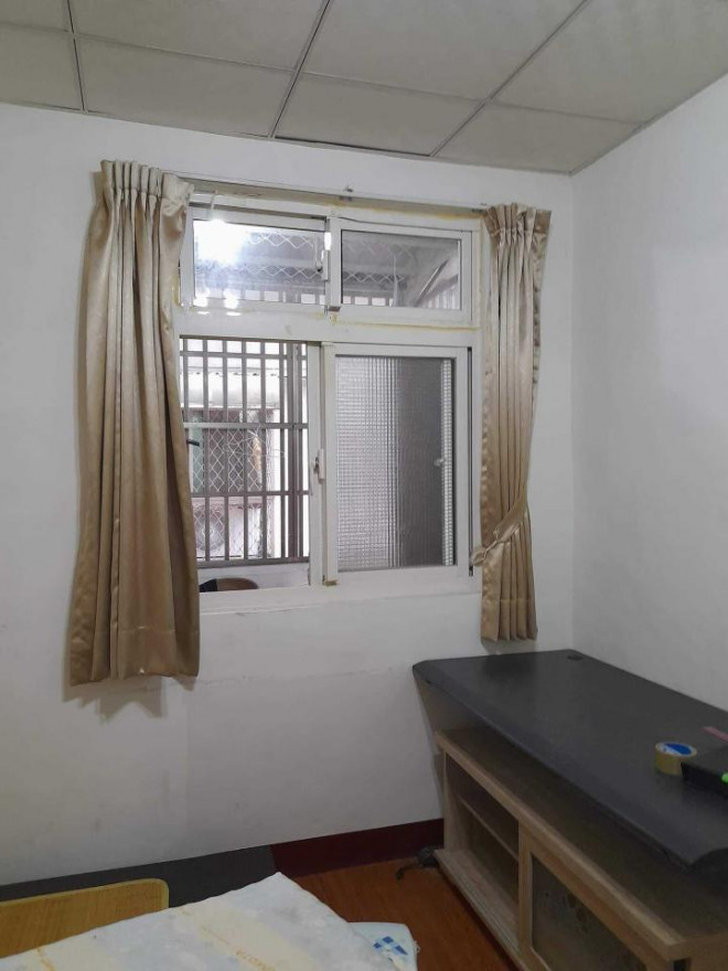 Dù vậy, chủ nhà trọ không quan tâm vì cho rằng vị khách sắp chuyển đi nên dọn đồ là việc bình thường. Tuy nhiên, mẹ cô lại không cho là vậy, bà thúc giục con gái phải nhanh chóng đi kiểm tra căn nhà cho thuê. Sau nhiều lần bấm chuông không có phản hồi, họ phải liên hệ nhân viên nhà đất để nhờ giúp đỡ.