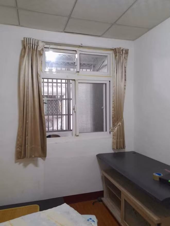 Dù vậy, chủ nhà trọ không quan tâm vì cho rằng vị khách sắp chuyển đi nên dọn đồ là việc bình thường. Tuy nhiên, mẹ cô lại không cho là vậy, bà thúc giục con gái phải nhanh chóng đi kiểm tra căn nhà cho thuê. Sau nhiều lần bấm chuông không có phản hồi, họ phải liên hệ nhân viên nhà đất để nhờ giúp đỡ.