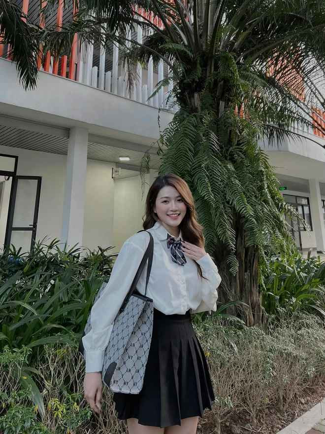 “Mình có tìm hiểu thấy nhiều cách để khắc phục. Chẳng hạn có thể tiêm botox hoặc châm cứu để phần bên cao hơn. Nhưng mình quyết định châm cứu để giải quyết tận gốc. Sau khi thăm khám, mình được nói là bị liệt dây thần kinh ngoại biên bên má trái. Kèm theo đó, bác sĩ có nói gan của mình cũng nóng, phổi có tình trạng yếu hơn”, An Vy chia sẻ về bệnh tình của mình.