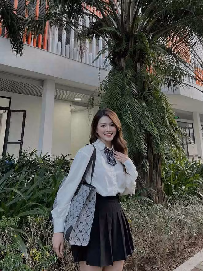 “Mình có tìm hiểu thấy nhiều cách để khắc phục. Chẳng hạn có thể tiêm botox hoặc châm cứu để phần bên cao hơn. Nhưng mình quyết định châm cứu để giải quyết tận gốc. Sau khi thăm khám, mình được nói là bị liệt dây thần kinh ngoại biên bên má trái. Kèm theo đó, bác sĩ có nói gan của mình cũng nóng, phổi có tình trạng yếu hơn”, An Vy chia sẻ về bệnh tình của mình.