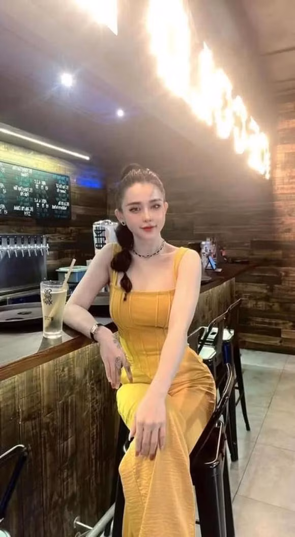 Không những vậy, nhìn visual của nam YouTuber cũng hoàn toàn khác với hiện tại, từ tóc đến vòng cổ. Do đó nhiều người phủ nhận giúp Khoa Pug đây không phải bạn gái hiện giờ của anh chàng.