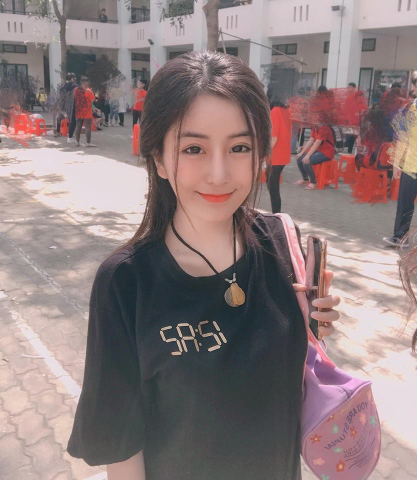 Cụ thể, Ngọc Trân chia sẻ: "Giờ nha. Em ra tiệm đạo cụ hay lên mấy cái studio cho thuê đồ hỏi mua đạo cụ giả, mượn thêm bức tranh rồi mặc đồ đẹp lên, chụp tấm hình là được ngay".