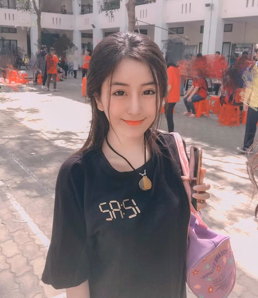 Cụ thể, Ngọc Trân chia sẻ: "Giờ nha. Em ra tiệm đạo cụ hay lên mấy cái studio cho thuê đồ hỏi mua đạo cụ giả, mượn thêm bức tranh rồi mặc đồ đẹp lên, chụp tấm hình là được ngay".