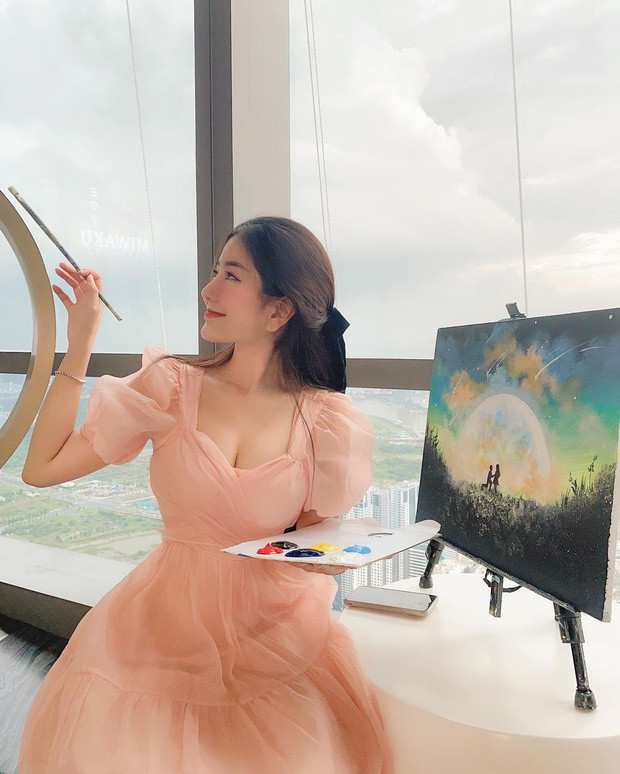 Với hội hot girl, việc chịu khó đầu tư đạo cụ, trang phục, make up,... để có những bức hình sống ảo triệu lượt like. Và hot girl Võ Ngọc Trân cũng là trường hợp không ngoại lệ.