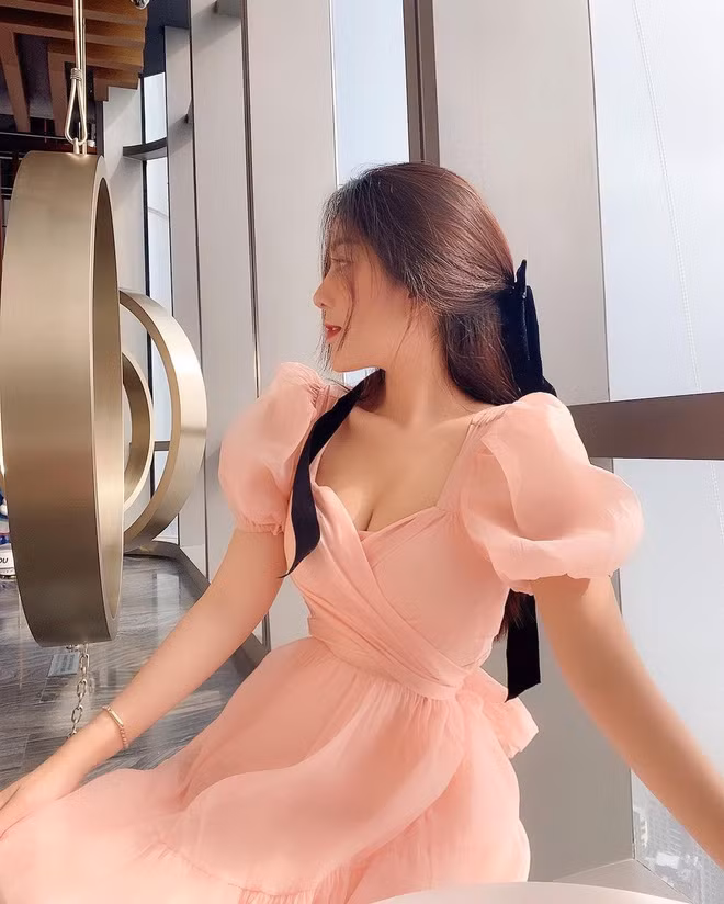 Cũng chính bảng màu chưa trộn nhưng đã có bức tranh hoàn chỉnh, phía dưới bài đăng của Võ Ngọc Trân, nhiều người đã để lại bình luận bắt bẻ chuyện sống ảo: