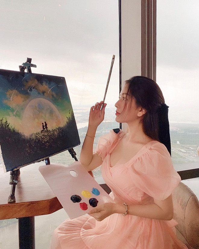 Mới đây, hot girl Võ Ngọc Trân đã đăng những chiếc ảnh tạo dáng đang vẽ tranh cực kì xinh đẹp cùng caption đi vào lòng người: "Trăng kia ai vẽ mà tròn. Lòng em ai trộm mà hoài nhớ thương..."