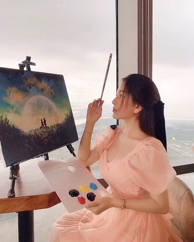 Mới đây, hot girl Võ Ngọc Trân đã đăng những chiếc ảnh tạo dáng đang vẽ tranh cực kì xinh đẹp cùng caption đi vào lòng người: "Trăng kia ai vẽ mà tròn. Lòng em ai trộm mà hoài nhớ thương..."