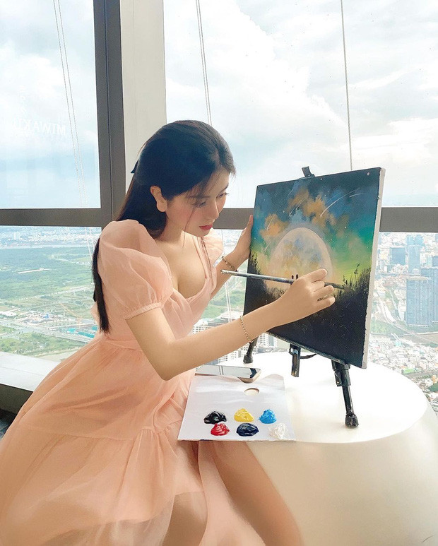 Về nhan sắc của hot girl Sài thành thì khỏi phải bàn nhưng dân mạng lại dành không ít sự chú ý cho 1 điểm sai sai trong ảnh là bảng màu chưa trộn nhưng đã có bức tranh hoàn chỉnh.