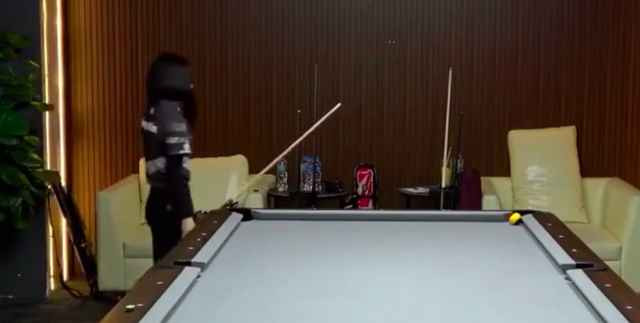 Người xem "cà khịa", hoài nghi về kỹ năng bida thực sự của Gấm Kami, bởi thực tế quá khác những gì mà cô nàng khoe trên TikTok.