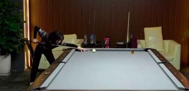 Không ít lần tham gia các giải đấu chuyên nghiệp, kết quả Gấm Kami mang về không như ý, thậm chí có thể nói là những màn trình diễn đáng thất vọng. Những pha đi bóng không thành công của cô thời gian vừa qua đã trở thành đề tài tranh cãi trên mạng xã hội.