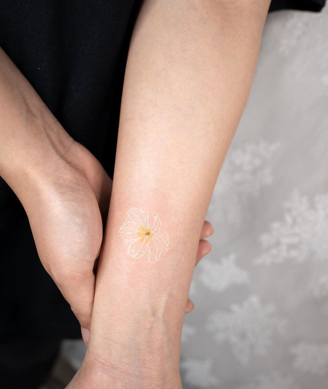 Thông thường hoa hồng, hoa tulip hay hoa cúc là những mẫu xăm được hội con gái Hàn yêu thích nhất.