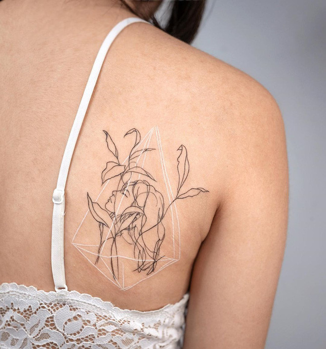 Hai sắc đen trắng đối lập khi được kết hợp cùng nhau càng khiến hình xăm này trở nên tinh tế và xinh yêu hơn hẳn.