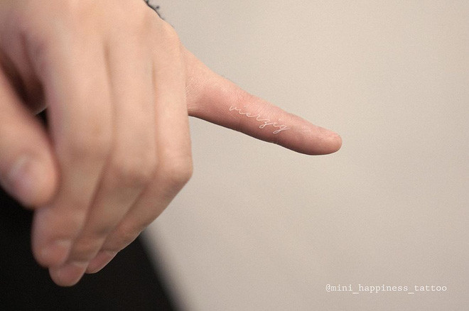 Nhiều cô nàng lại thích tô điểm cho bản thân hình xăm hình chữ cái đặc biệt hay câu quote có ý nghĩa.
