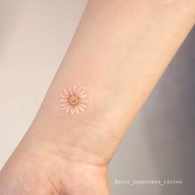 Những hình xăm hình hoa luôn là gợi ý đầu tiên dành cho những cô nàng có phong cách nữ tính, bay bổng.