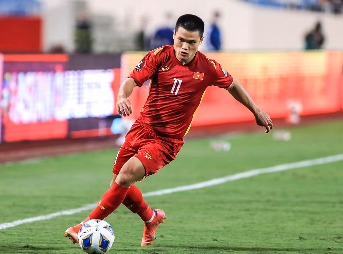 Phía hành lang cánh trái, sự cơ động của Tuấn Hải nhiều khả năng sẽ được đá chính ngay từ đầu.