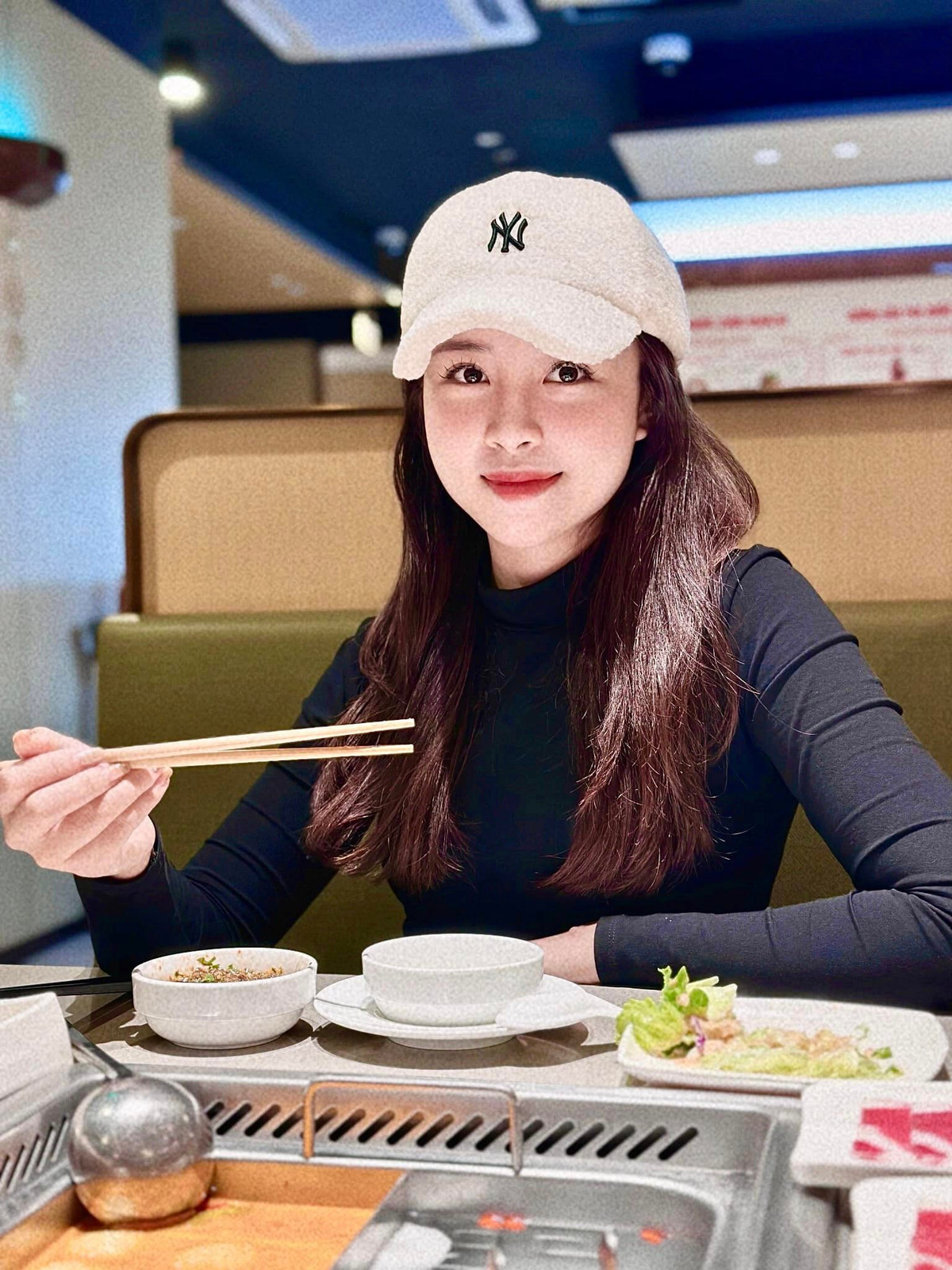 Cuộc sống hôn nhân của Nhật Linh và cầu thủ nổi tiếng Phan Văn Đức cũng nhận được nhiều sự quan tâm của dân tình. Theo đó, Phan Văn Đức nổi tiếng là một người chồng yêu chiều vợ con hết mực. Anh liên tục tặng bà xã những món đồ đắt tiền như trang sức, quần áo hàng hiệu.