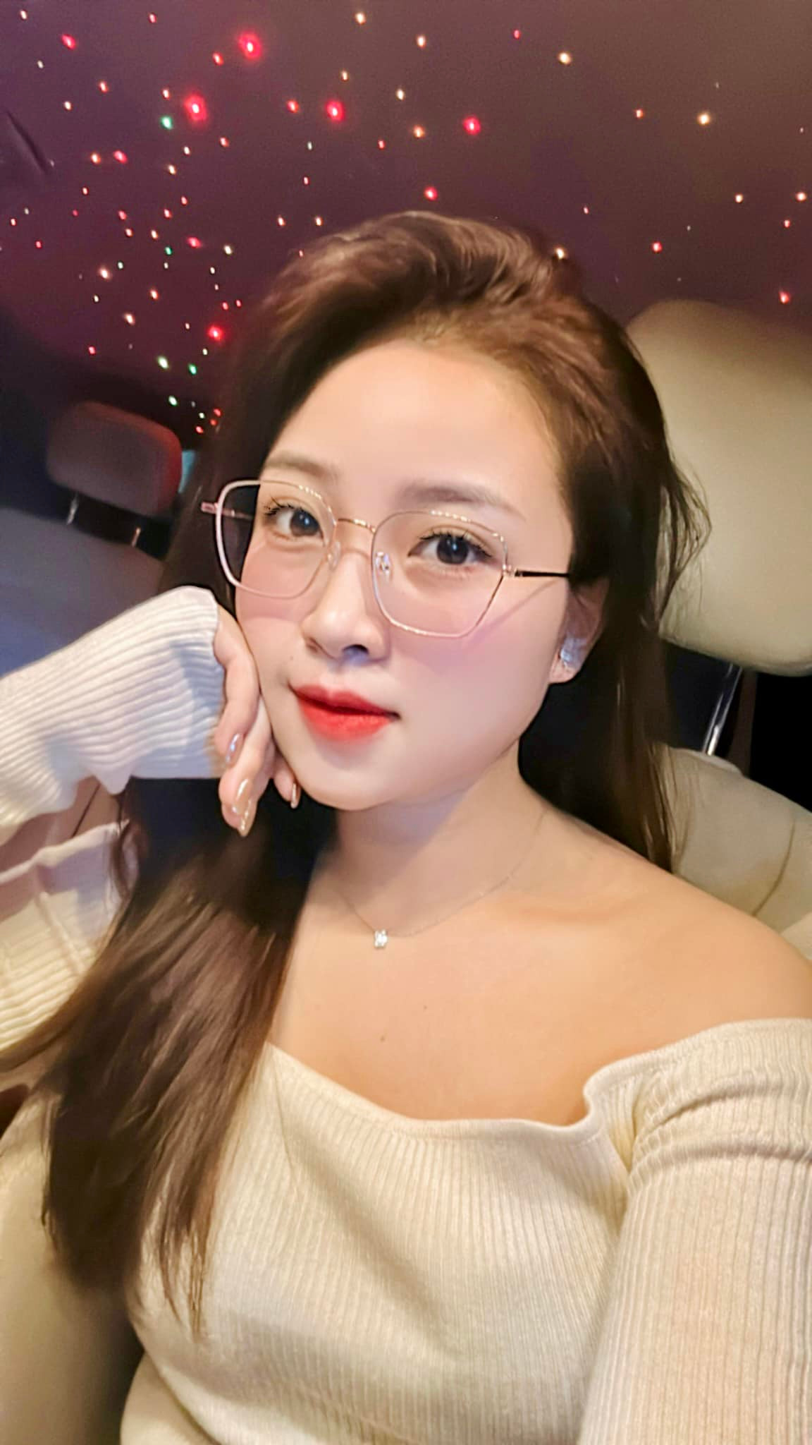 Nhật Linh và tiền vệ Phan Văn Đức công khai hẹn hò vào giữa năm 2019. Vào đầu năm 2020, cặp đôi chính thức về chung một nhà chỉ sau khoảng 5 tháng hẹn hò.