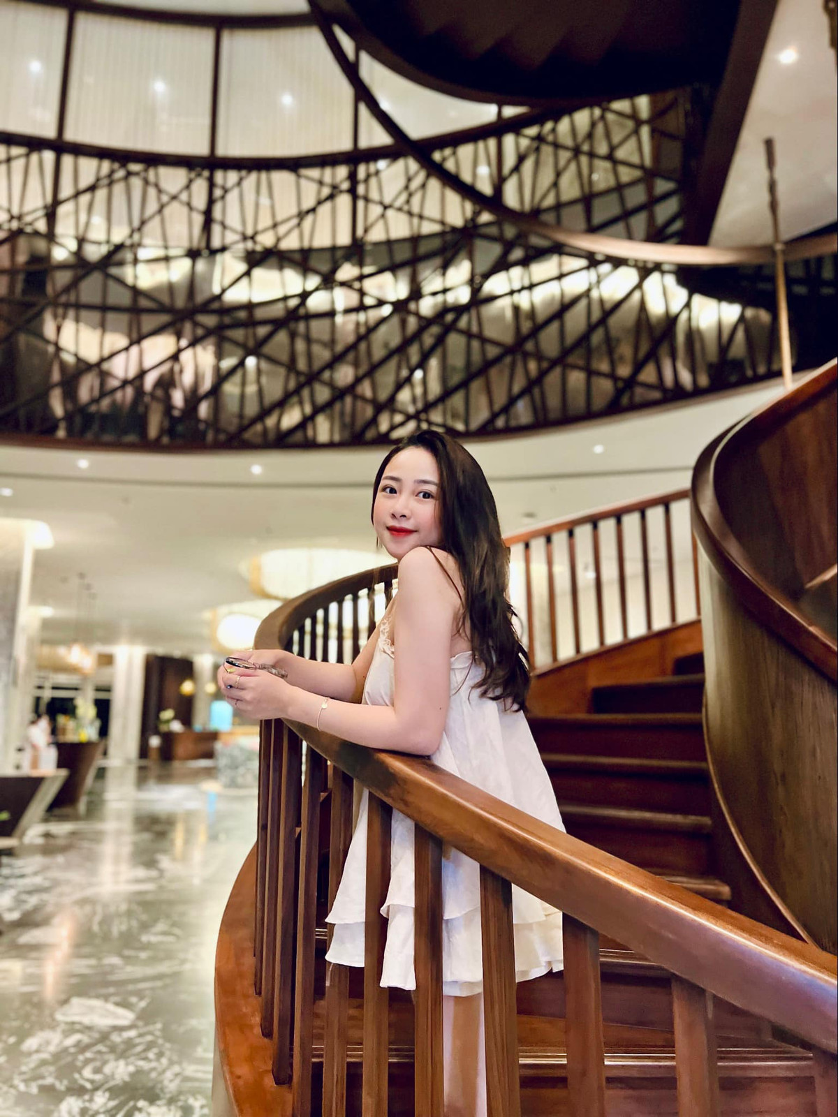 Nhiều người bày tỏ sự ngưỡng mộ với Nhật Linh bởi khả năng lấy lại vóc dáng sau sinh “thần sầu”, sở hữu nhan sắc xinh đẹp, trẻ trung và thân hình nõn nà.