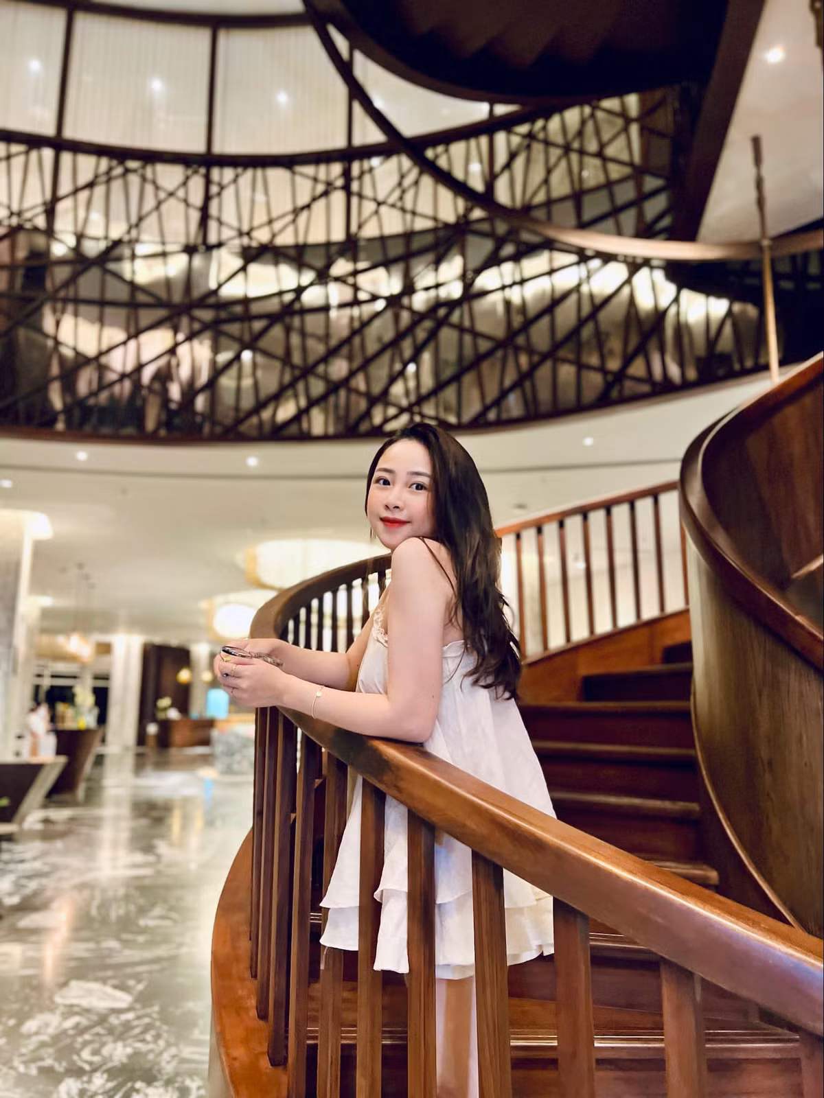 Nhiều người bày tỏ sự ngưỡng mộ với Nhật Linh bởi khả năng lấy lại vóc dáng sau sinh “thần sầu”, sở hữu nhan sắc xinh đẹp, trẻ trung và thân hình nõn nà.