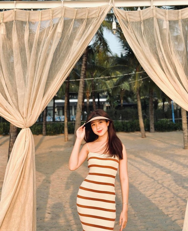 Mới đây, gia đình cầu thủ Phan Văn Đức vừa có chuyến du lịch tới Phú Quốc. Nhật Linh đã hào hứng chia sẻ loạt ảnh khoe trọn nhan sắc được ông xã chụp cho trong kỳ nghỉ này.