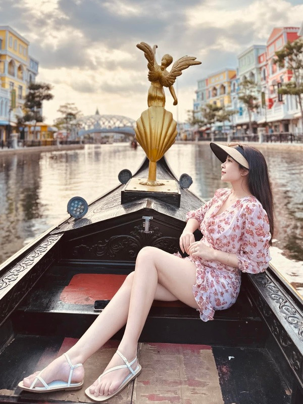 Có thể thấy, dù đã trải qua 2 lần sinh nở nhưng Võ Nhật Linh hồi dáng nhanh chóng nên vẫn sở hữu thân hình mảnh mai, thon gọn.