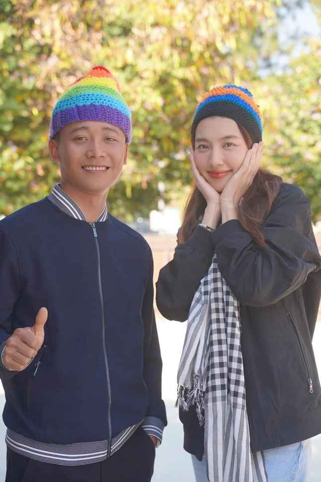 Đặc biệt, khi tham gia chương trình "Cuộc hẹn cuối tuần", Thùy Tiên liên tục gọi tên "anh Linh" khi trả lời về mẫu bạn trai lý tưởng.