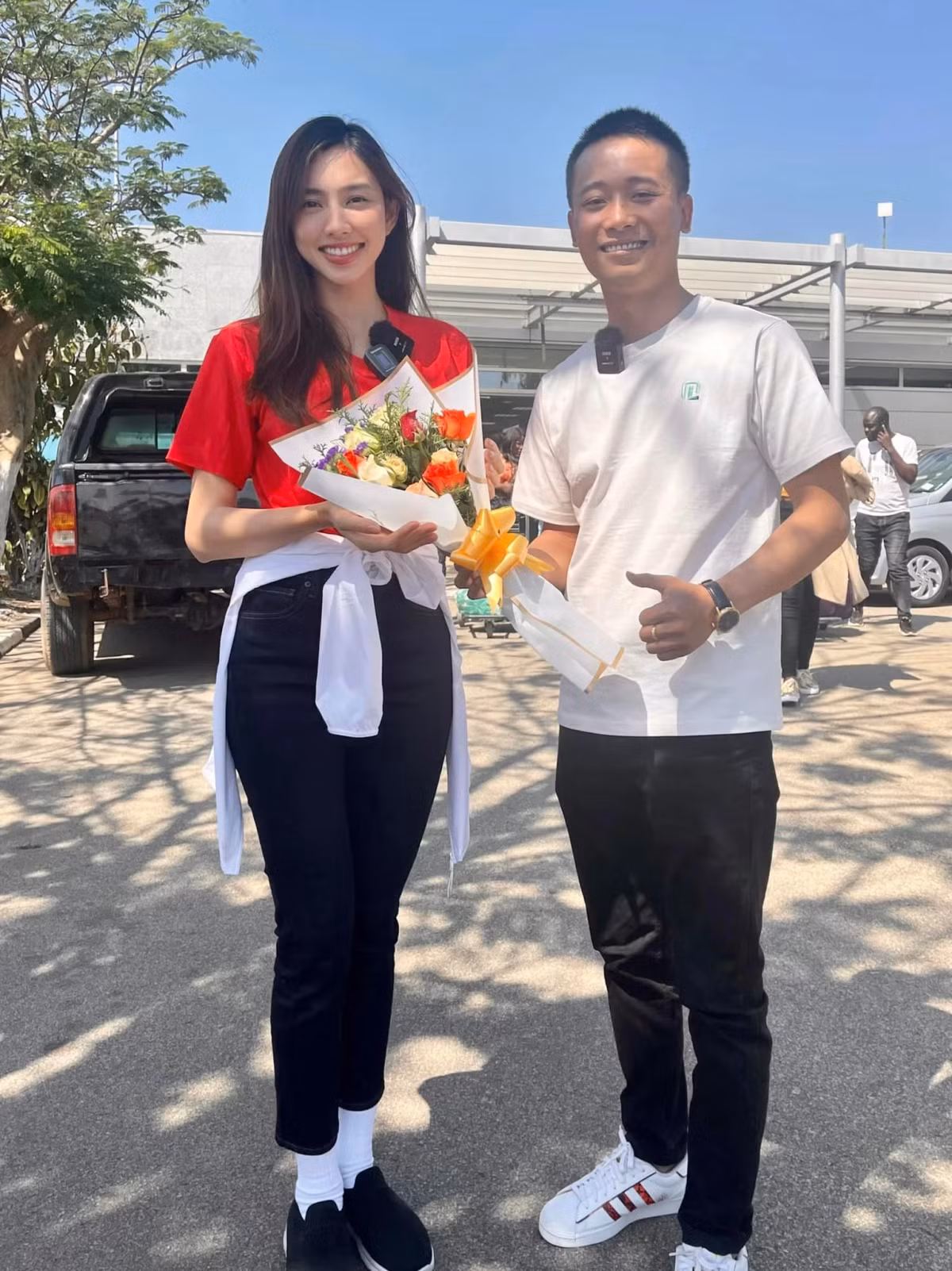 "Cuối cùng cũng gặp nhau rồi", "Sao cả hai ngồi xa thế ạ?", "Anh Linh có vẻ ngại ngùng", "Thùy Tiên hình như để mặt mộc luôn", "Tôi vẫn còn nhiệt tình chèo thuyền cặp này nha"... là một số bình luận của dân mạng.