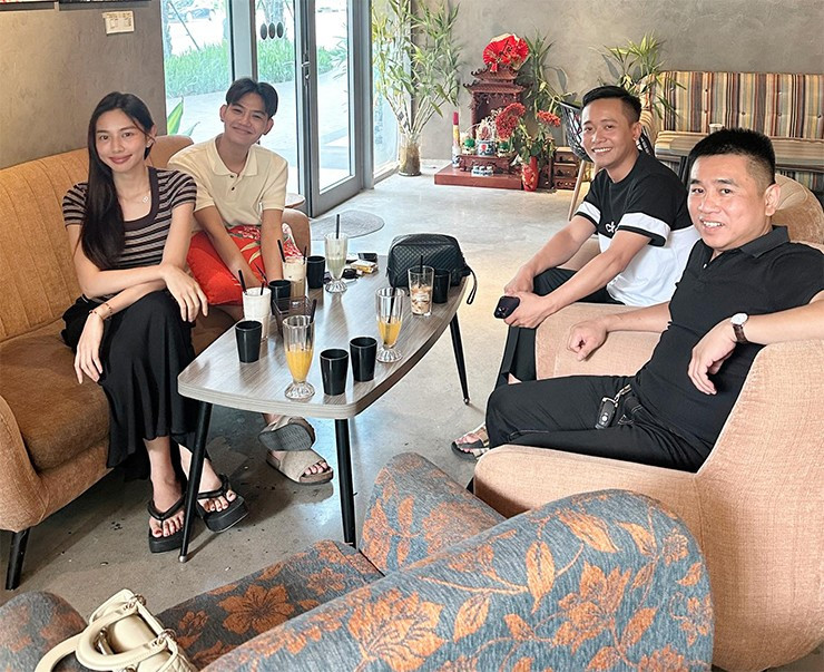 Theo chia sẻ từ cặp đôi, Thùy Tiên sẽ đồng hành cùng nhóm YouTuber "Cuộc sống châu Phi" trong dự án từ thiện xây trường.