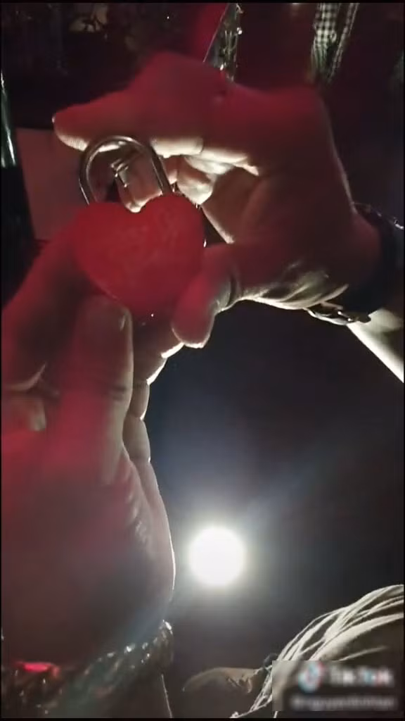 Đáng nói, thanh niên N.T còn tự tin nhờ bạn quay clip sau đó tung lên mạng với thái độ khiêu khích. "Xin lỗi bạn Cường và Thắm nha. Kaka" – người này viết.