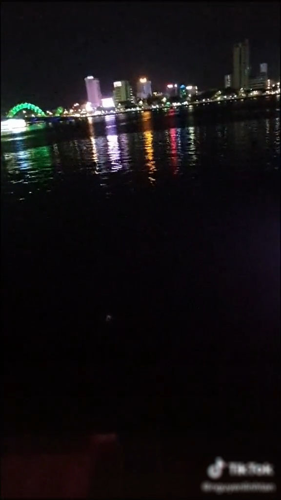 Ổ khóa có khắc tên Cường và Thắm sau đó bị N.T vứt xuống sông Hàn, toàn bộ hành động này được ghi lại và chia sẻ trên MXH.