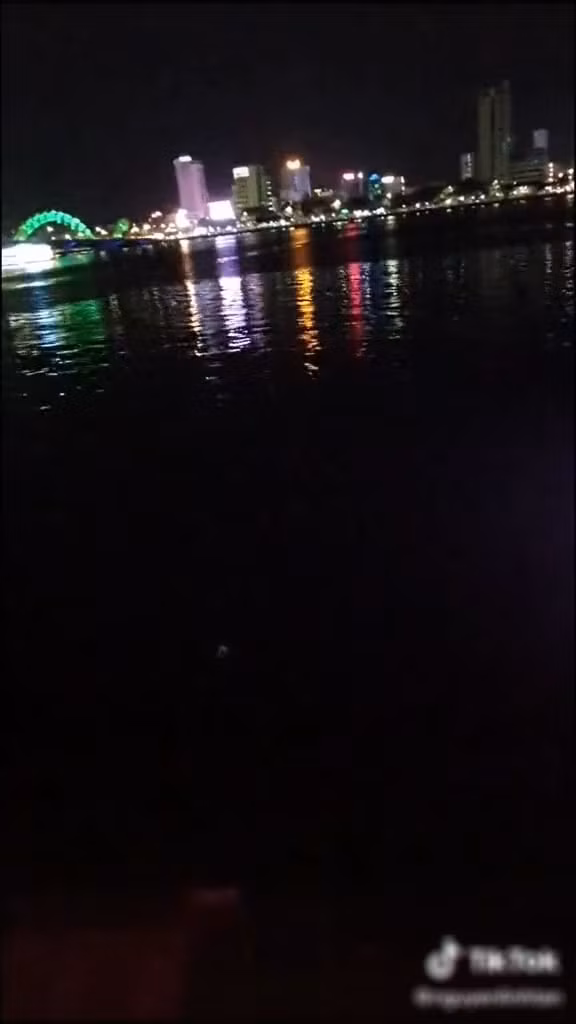 Ổ khóa có khắc tên Cường và Thắm sau đó bị N.T vứt xuống sông Hàn, toàn bộ hành động này được ghi lại và chia sẻ trên MXH.