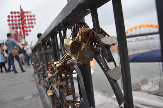 Cầu Tình yêu Đà Nẵng nằm bắc qua sông Hàn, dịu dàng uốn cong hình vòng cung với chiều dài 68m. Được khánh thành vào giữa năm 2015, cầu này đón một lượng lớn khách thăm quan tới dự buổi lễ và 200 chiếc khóa tình yêu được phát miễn phí cũng nhanh chóng “cháy hàng” chỉ sau vài giờ.