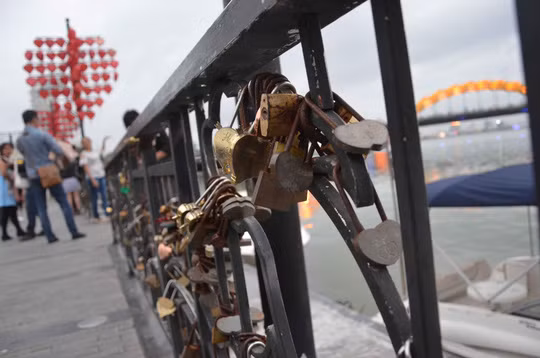 Cầu Tình yêu Đà Nẵng nằm bắc qua sông Hàn, dịu dàng uốn cong hình vòng cung với chiều dài 68m. Được khánh thành vào giữa năm 2015, cầu này đón một lượng lớn khách thăm quan tới dự buổi lễ và 200 chiếc khóa tình yêu được phát miễn phí cũng nhanh chóng “cháy hàng” chỉ sau vài giờ.