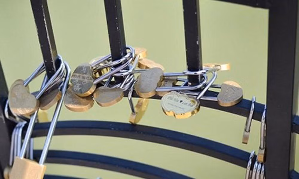 Cầu tình yêu Đà Nẵng lấy ý tưởng từ những cây cầu nổi tiếng trên thế giới như: Pont des Arts (Pháp), Hohenzollern (Đức), Tretriakovsky (Nga) hay Milvio (Ý).