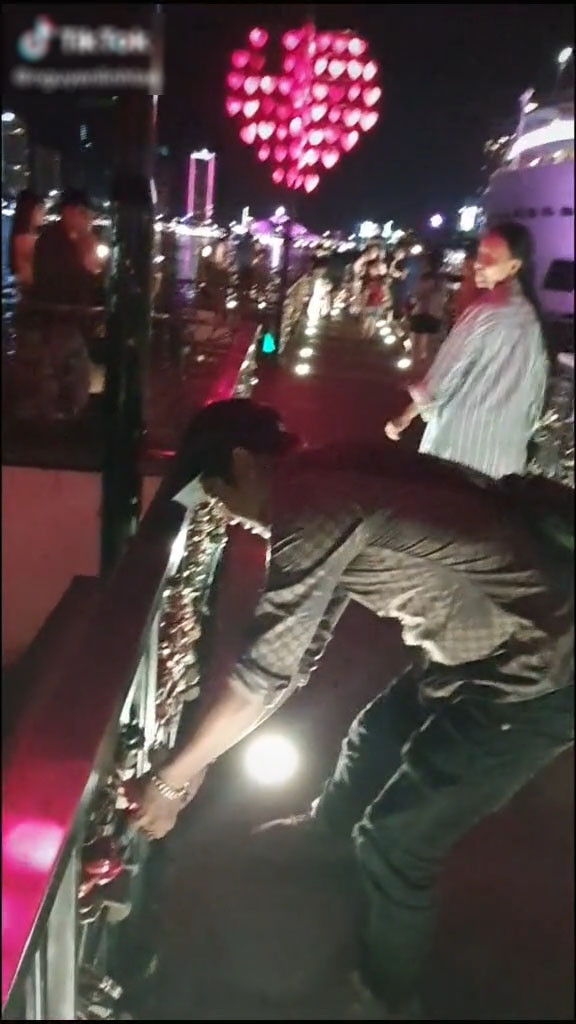 Không giống như các cặp đôi khác đến cầu tình yêu Đà Nẵng để thăm quan, nam thanh niên có tên N.T mang theo dụng cụ rồi chọn một ổ khóa bất kì để phá rồi đứng giữa cầu tuyên bố: "Tao sẽ cho tình yêu của tụi bây chìm xuống vực sâu".