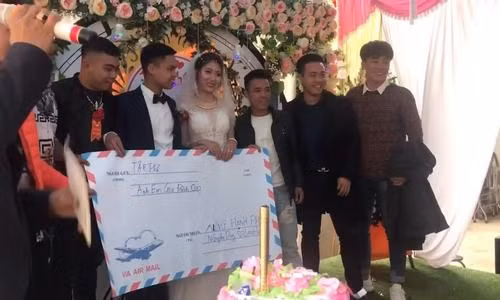 Đây cũng không phải lần đầu tiên chiếc phong bì cỡ lớn như thế này được chia sẻ sẻ trên mạng xã hội, mà đã có khá nhiều người bị “trùng lặp” ý tưởng khi nghĩ cách mừng cưới sao cho thật độc và lạ.
