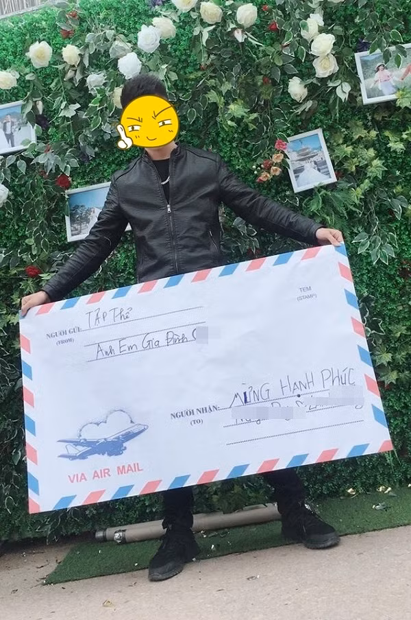 Ngay khi nhận món quà trực tiếp tại hôn trường, cặp nhân vật chính chắc hẳn sẽ ngạc nhiên đến mức không thể thốt lên lời. Đây đích thị là món quà cưới độc đáo khiến cô dâu chú rể sẽ phải nhớ mãi trong ngày trọng đại.