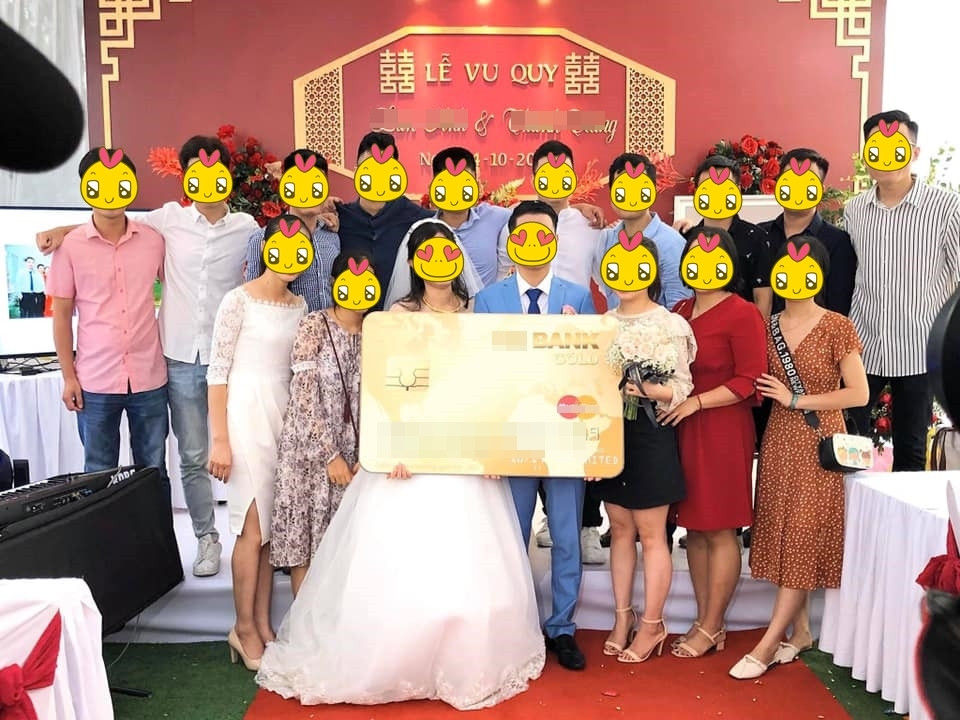 Thậm chí có nhóm bạn trẻ còn sáng tạo đến mức in luôn cả thẻ ngân hàng khổng lồ và trao cho cô dâu chú rể ngay tại hôn trường, khiến toàn bộ quan khách phải bật cười.