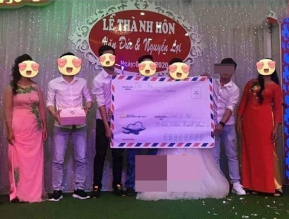 Mua một cái phong bì vài ngàn đồng rồi bỏ tiền mừng và đưa tận tay cô dâu chú rể thì ai mà chẳng làm được. Nhưng kỳ công chuẩn bị cả một phong bao cỡ lớn thế này, thực sự không phải chuyện đơn giản.