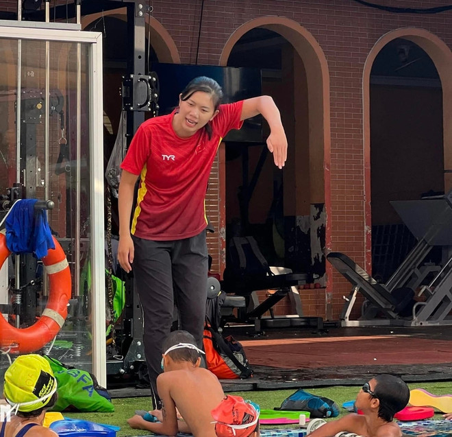 Qua những chia sẻ đời thường tích cực, luôn bắt đầu bằng những nụ cười mở đầu video, Ánh Viên cho thấy cô giờ đang tận hưởng một cuộc sống rất thoải mái, không áp lực, được làm chính mình và theo đuổi những niềm hạnh phúc riêng chứ không chỉ sống với bơi lội.