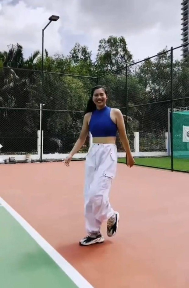 Dạo gần đây, Ánh Viên thay đổi rất nhiều về phong cách thường ngày, nhan sắc cũng thăng hạng. Chính vì thế, netizen lần đầu tiên được chứng kiến cô nàng tự tin khoe eo, mặc áo croptop và nhún nhảy đầy khoẻ khoắn, năng động.