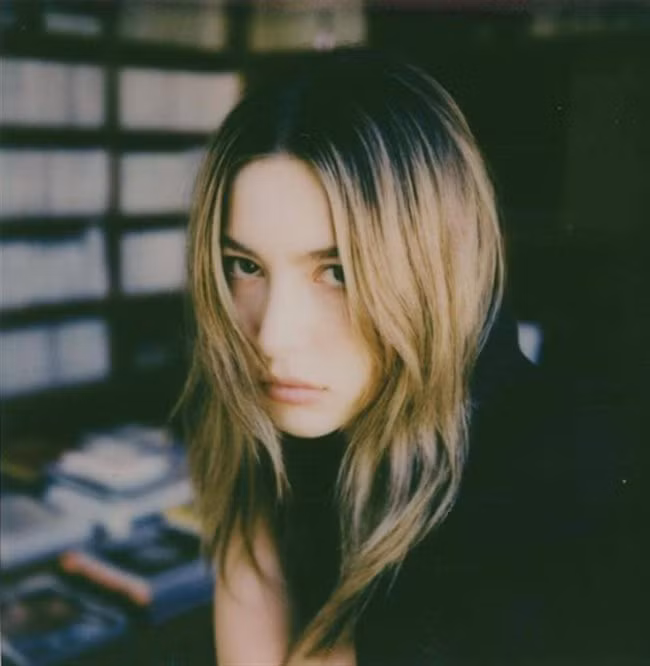 Cô tốt nghiệp chuyên ngành khoa học, công nghệ và xã hội năm 2021. Rich kid đồng thời cũng là một vận động viên cưỡi ngựa cừ khôi.