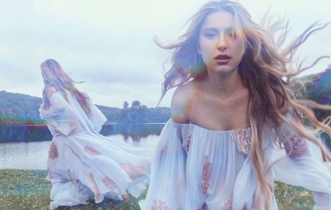 Eve ra mắt sàn diễn khi làm mẫu cho thương hiệu danh tiếng Coperni.