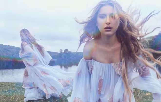 Eve ra mắt sàn diễn khi làm mẫu cho thương hiệu danh tiếng Coperni.