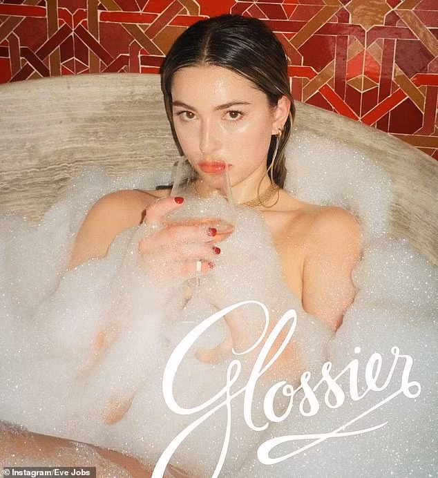 Cách đây 3 năm, tiểu thư sinh năm 1998 này đã gây chú ý khi lấn sân sang sàn diễn thời trang.