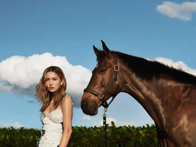 Không chỉ tỏa sáng trên sàn diễn catwalk, Eve còn “chuẩn con nhà người ta” khi từng theo học tại Đại học Stanford, chính ngôi trường mà cha mẹ cô đã gặp nhau.